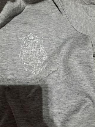 Polo gris de Tommy Hilfiger.