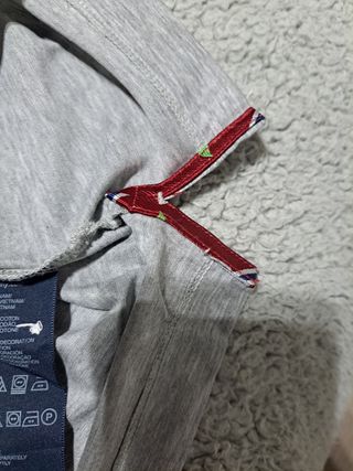 Polo gris de Tommy Hilfiger.