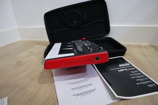AKAI MPK Mini con funda.