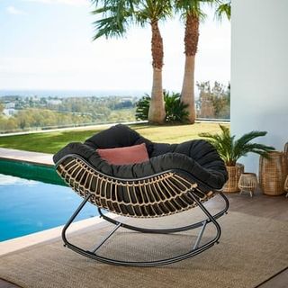 Butaca mecedora negra jardín