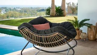 Butaca mecedora negra jardín