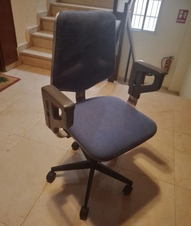 CADEIRA EXECUTIVA GLEPAN GIRATÓRIA 