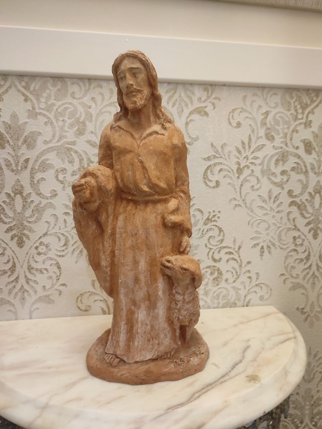 Escultura de jesucristo con borrego