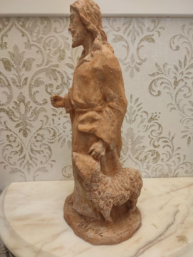 Escultura de jesucristo con borrego