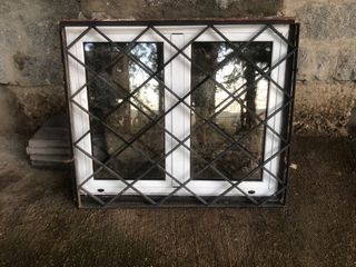 Ventana aluminio oscilobatiente, marco y reja