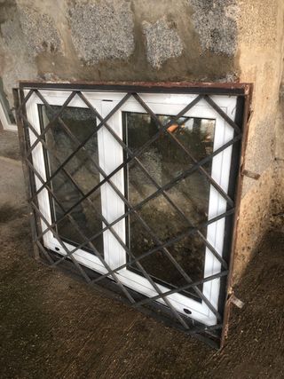 Ventana aluminio oscilobatiente, marco y reja