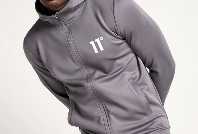 11º. Chaqueta deportiva con capucha. Talla L