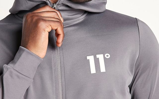 11º. Chaqueta deportiva con capucha. Talla L