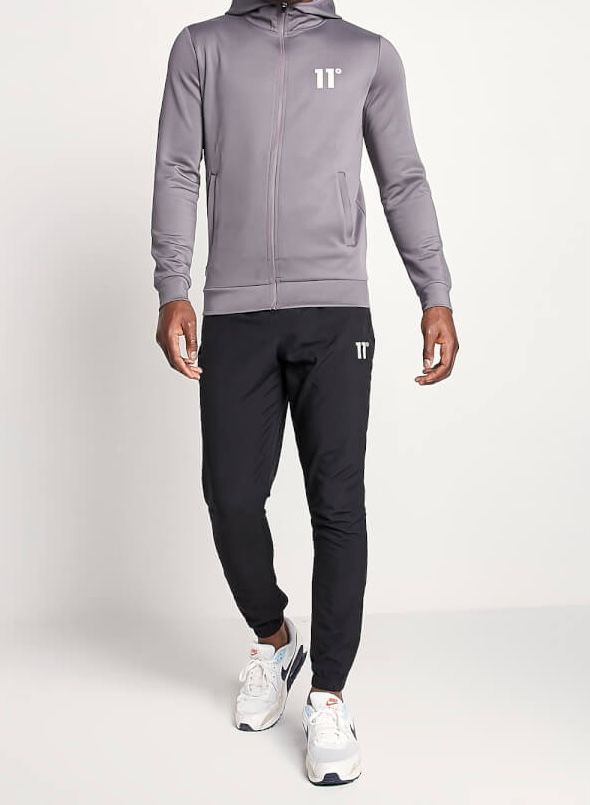 11º. Chaqueta deportiva con capucha. Talla L