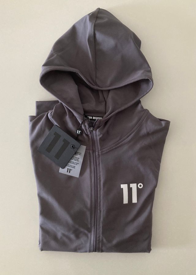 11º. Chaqueta deportiva con capucha. Talla L