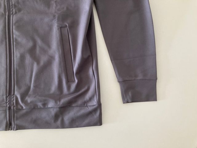 11º. Chaqueta deportiva con capucha. Talla L