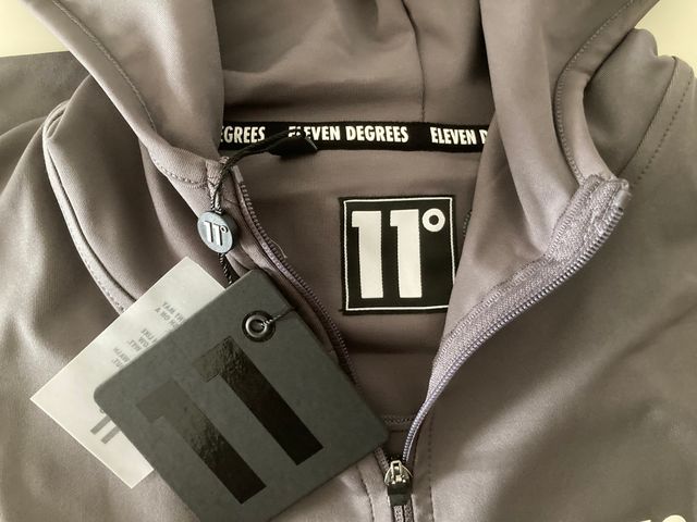 11º. Chaqueta deportiva con capucha. Talla L