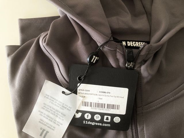 11º. Chaqueta deportiva con capucha. Talla L