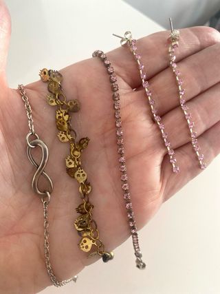 Pulseras y pendientes