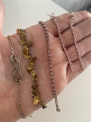 Pulseras y pendientes