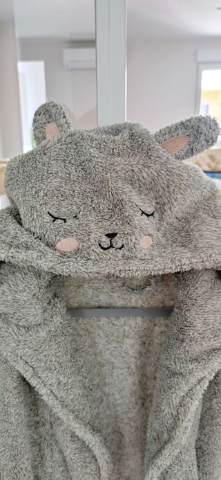 Bata gris Oysho con capucha y orejas