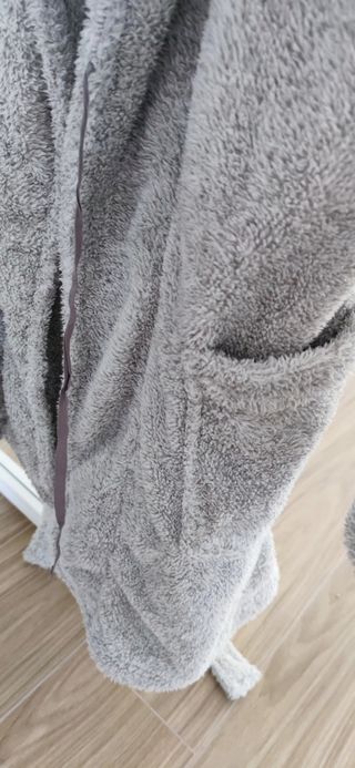 Bata gris Oysho con capucha y orejas