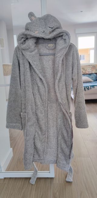Bata gris Oysho con capucha y orejas