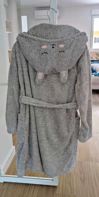 Bata gris Oysho con capucha y orejas