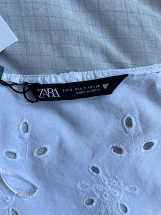 Crop top blanco. Zara
