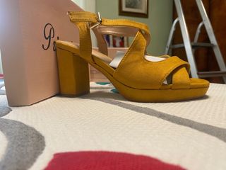 Sandalias de tacón mostaza