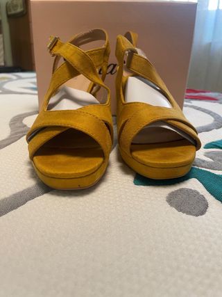 Sandalias de tacón mostaza