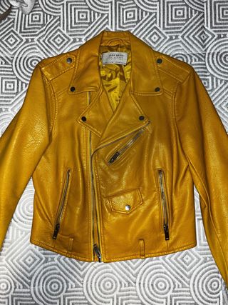 Chaqueta de cuero mostaza Zara.