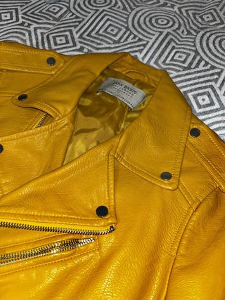 Chaqueta de cuero mostaza Zara.