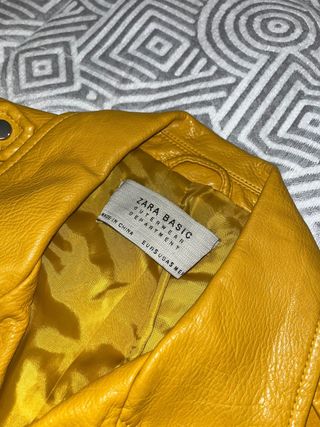 Chaqueta de cuero mostaza Zara.