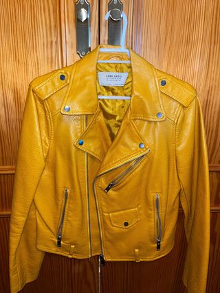 Chaqueta de cuero mostaza Zara.