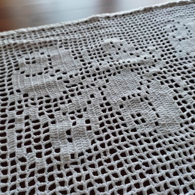 Tapete blanco de ganchillo