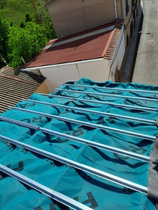 Reparación e instalación de cubiertas y tejados.