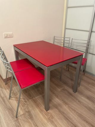 Mesa roja y cuatro sillas