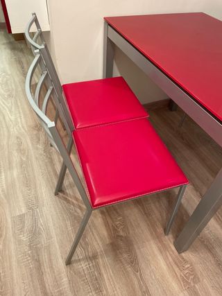 Mesa roja y cuatro sillas