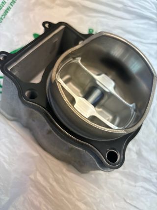 CILINDRO PISTON y JUNTAS GGFSE400 2002