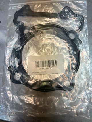 CILINDRO PISTON y JUNTAS GGFSE400 2002