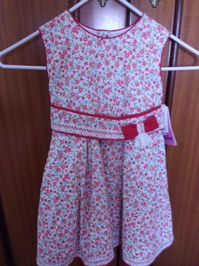 Vestido de niña sin estrenar con etiqueta.