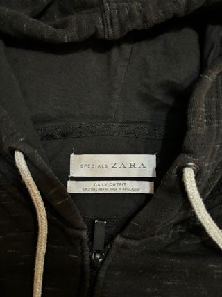 Sudadera con capucha negra Zara