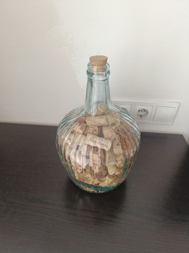 Bottiglie con tappi per vino