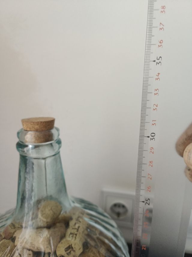 Bottiglie con tappi per vino