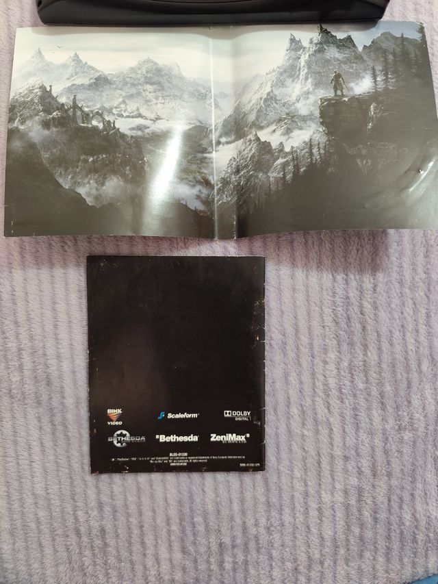 Manual y caratula Skyrim Ps3