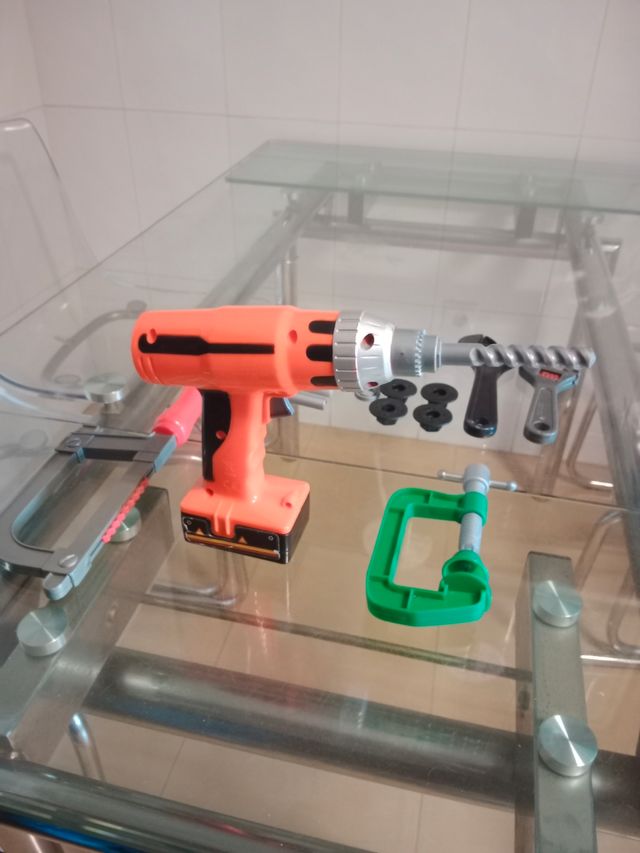 Taladro y herramientas de juguete