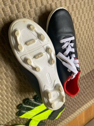 Botas futbol niño mas guantes portero