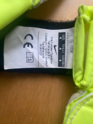 Botas futbol niño mas guantes portero