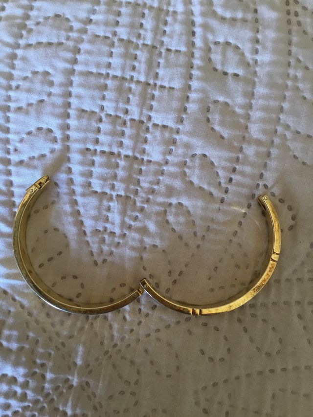 Pulsera metalica  grabada Carmen. leer descripcion