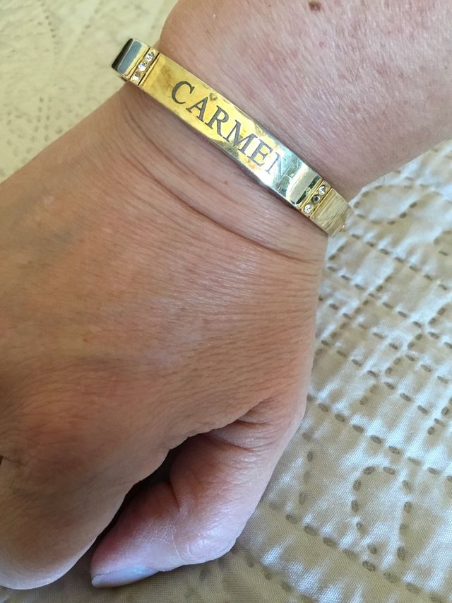 Pulsera metalica  grabada Carmen. leer descripcion