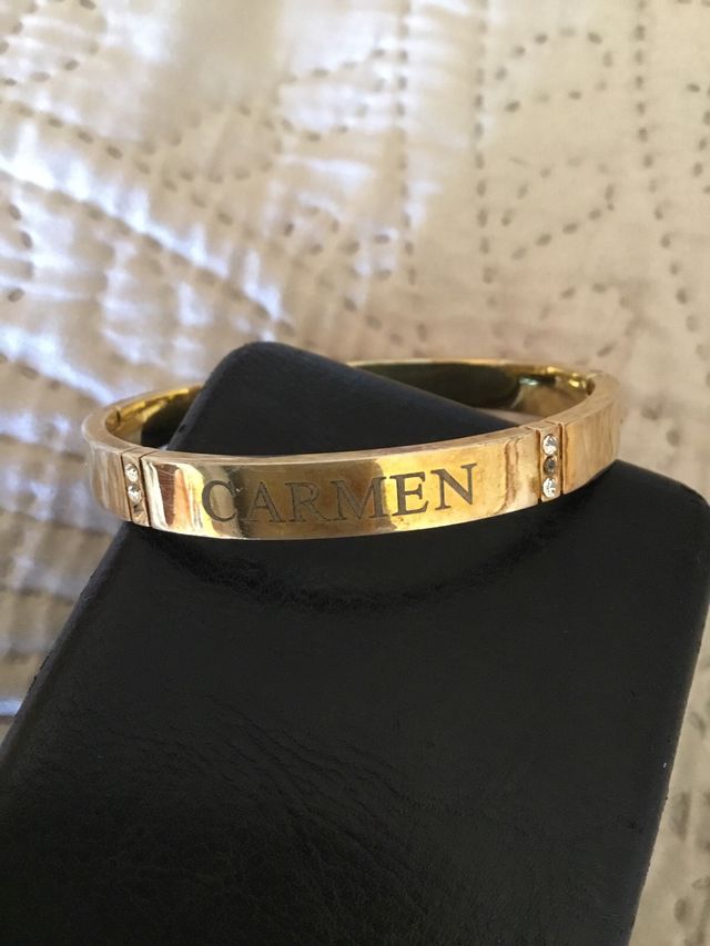 Pulsera metalica  grabada Carmen. leer descripcion