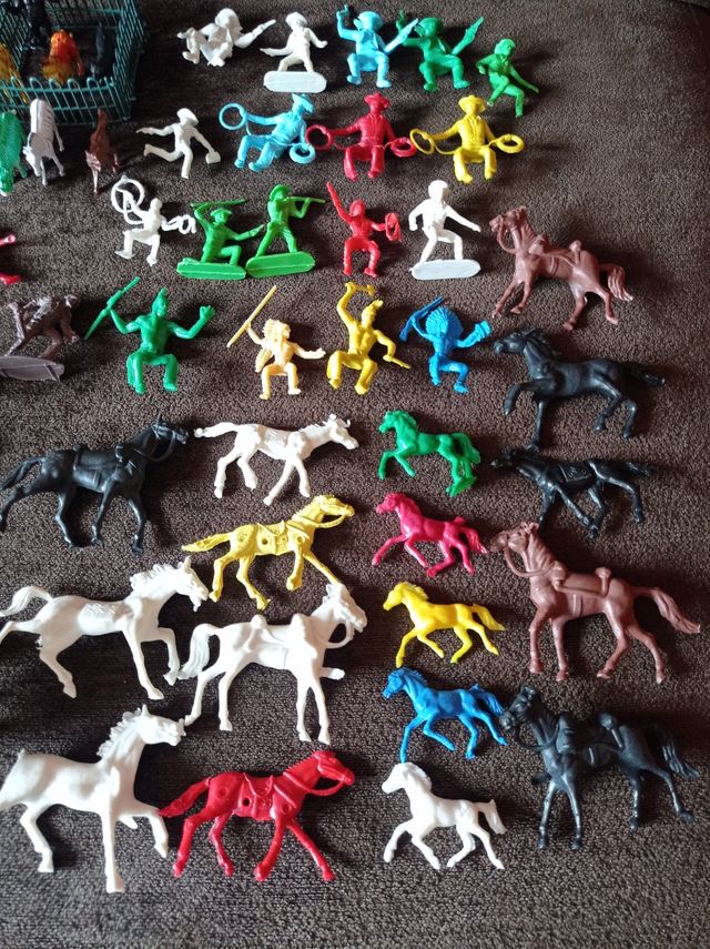 Muñecos, figuritas indios, vaqueros, años 80