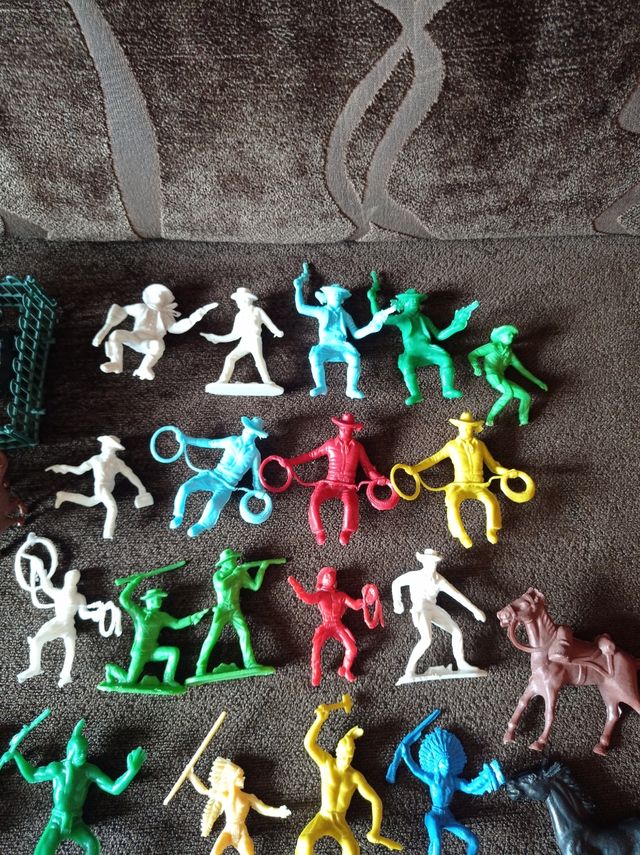 Muñecos, figuritas indios, vaqueros, años 80