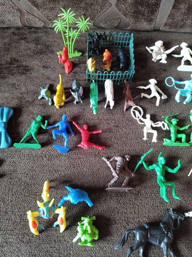 Muñecos, figuritas indios, vaqueros, años 80